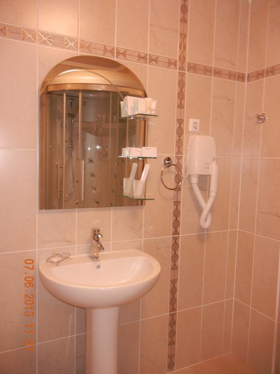 Mereke Hotel Ustʼ-Kamenogorsk Chambre photo