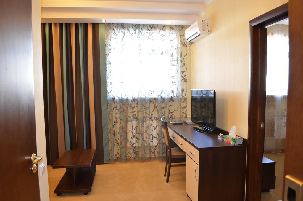 Mereke Hotel Ustʼ-Kamenogorsk Chambre photo